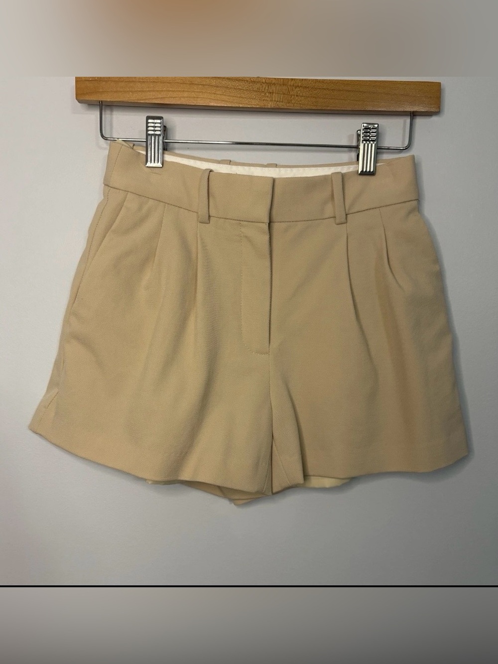 Aritzia Babaton Pleated Mini Shorts Wool Beige Preppy Minimalist Luxury Sz 00